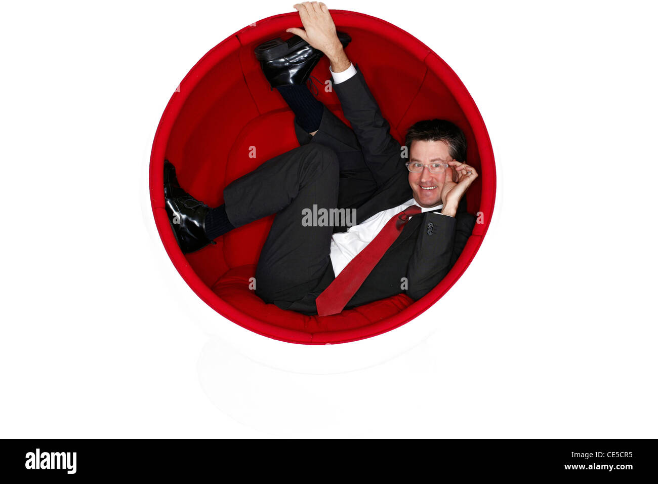 Porträt eines Mannes in einem Retro-Kugelstuhl Stockfoto