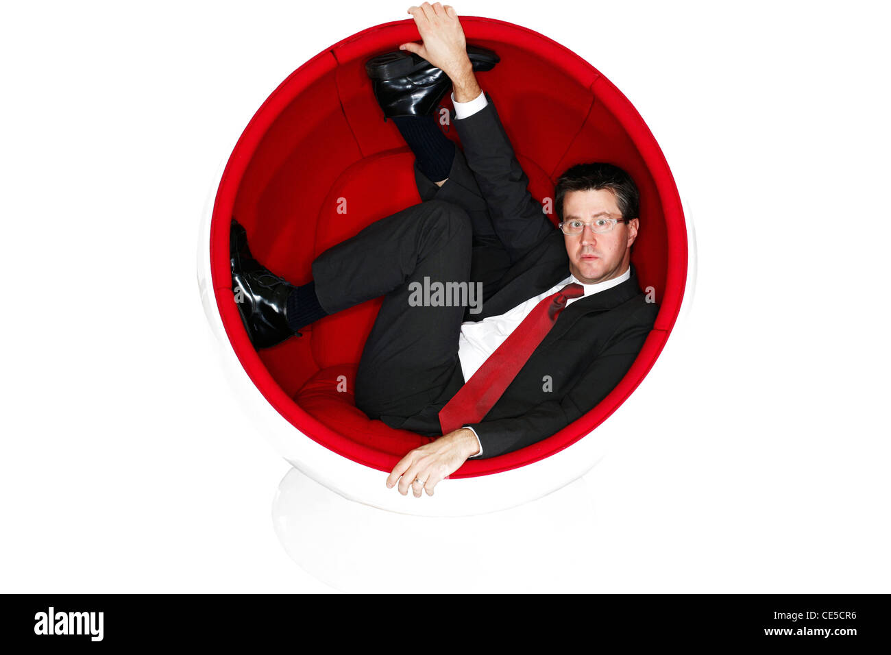 Porträt eines Mannes in einem Retro-Kugelstuhl Stockfoto