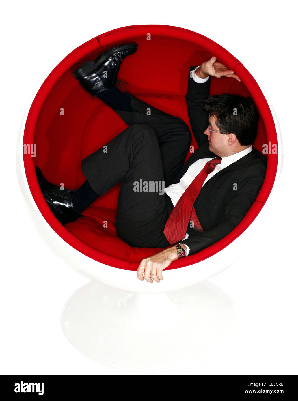 Porträt eines Mannes in einem Retro-Kugelstuhl Stockfoto