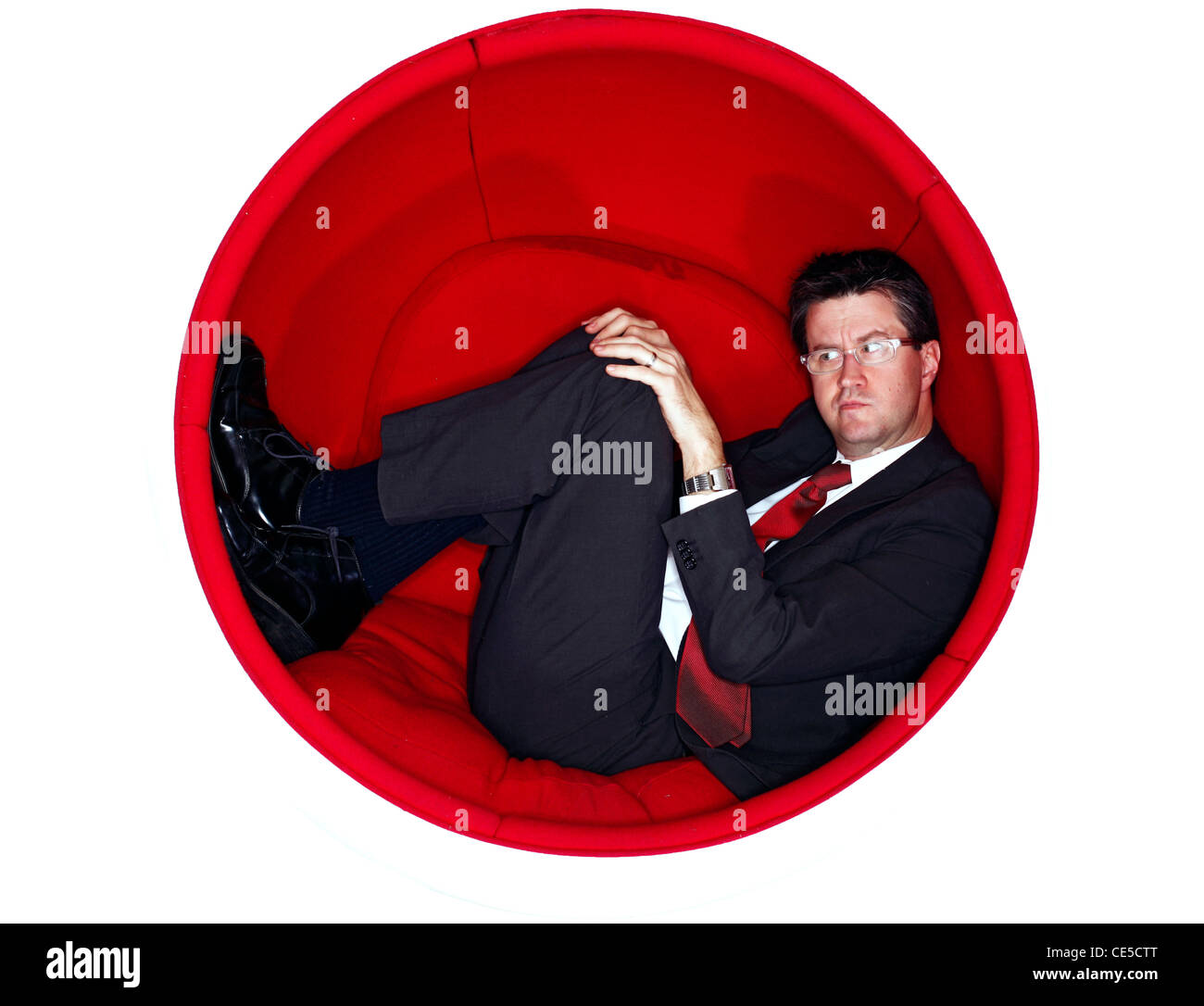 Porträt eines Mannes in einem Retro-Kugelstuhl Stockfoto