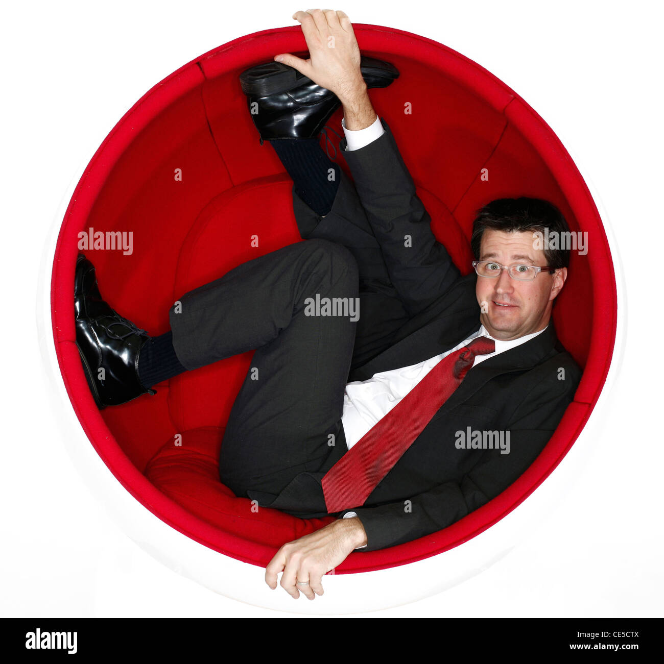 Porträt eines Mannes in einem Retro-Kugelstuhl Stockfoto