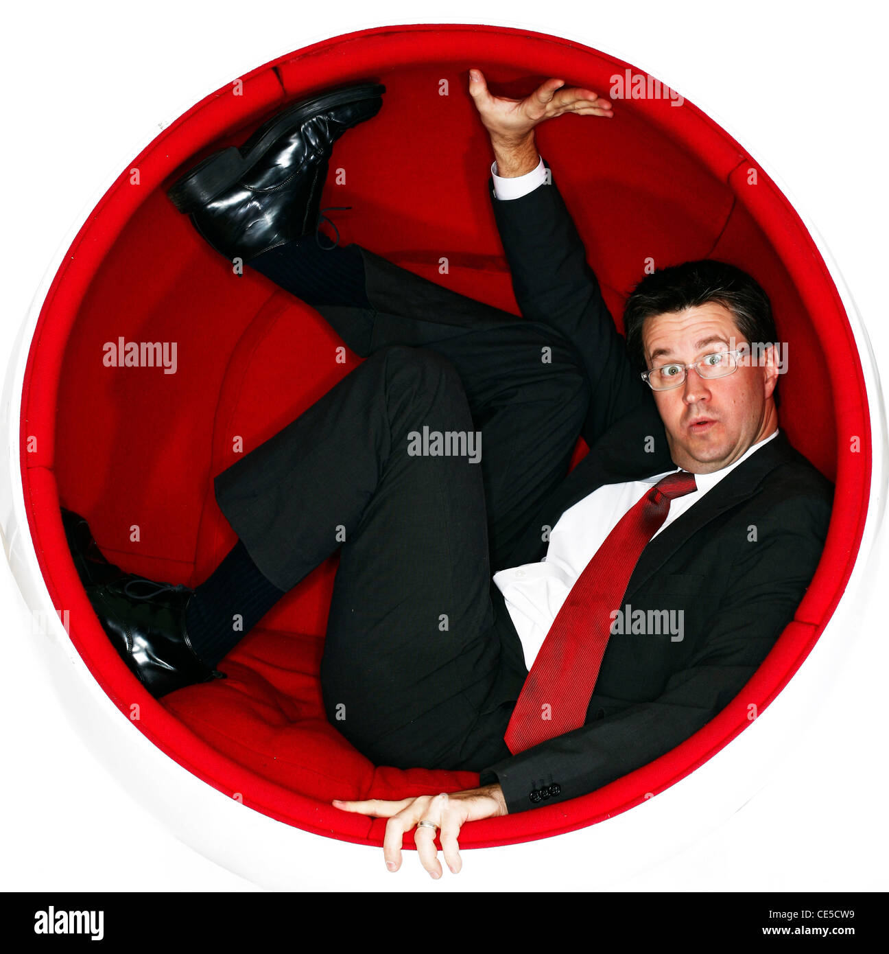 Porträt eines Mannes in einem Retro-Kugelstuhl Stockfoto