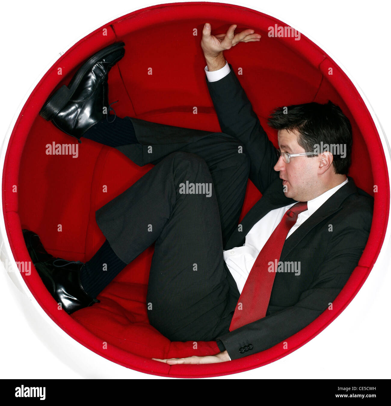 Porträt eines Mannes in einem Retro-Kugelstuhl Stockfoto