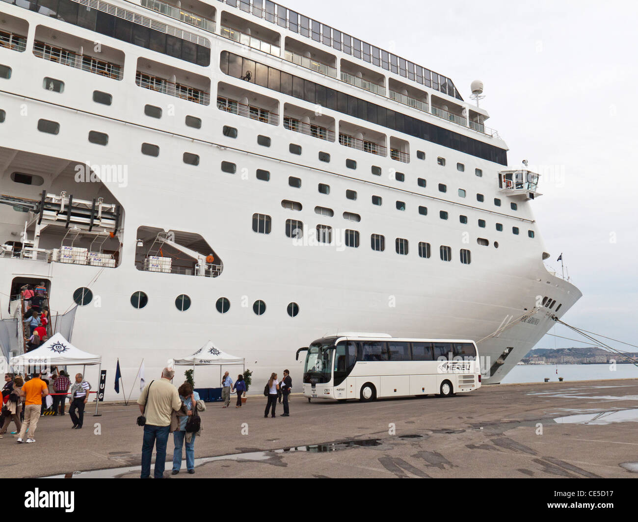 Passagiere, die mit dem Bus an Bord MSC Armonia im Hafen von Cagliari Italien geliefert Stockfoto