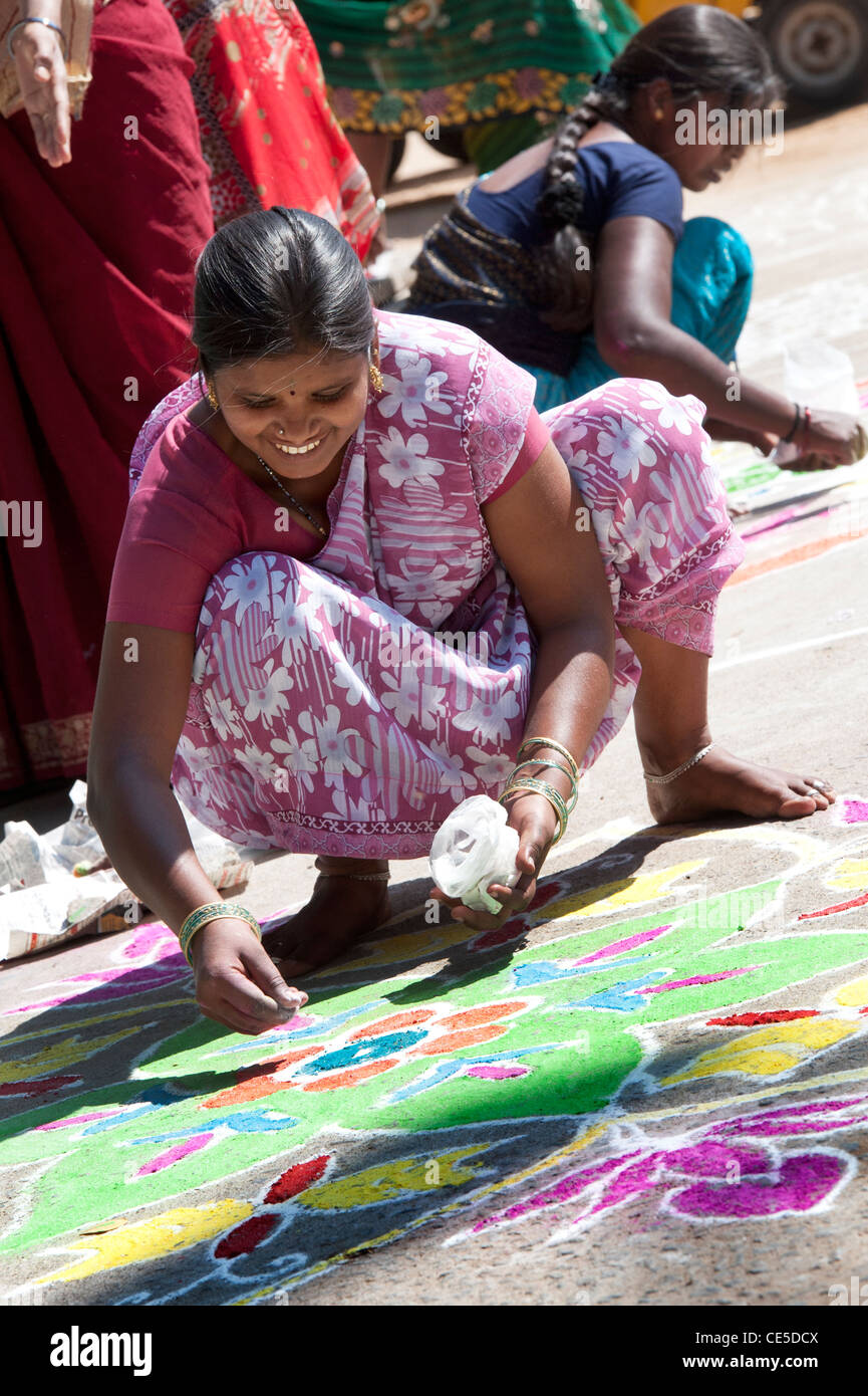 Indien Frauen machen Rangoli Festival Designs in einem indischen Dorf-Wettbewerb. Puttaparthi, Andhra Pradesh, Indien Stockfoto