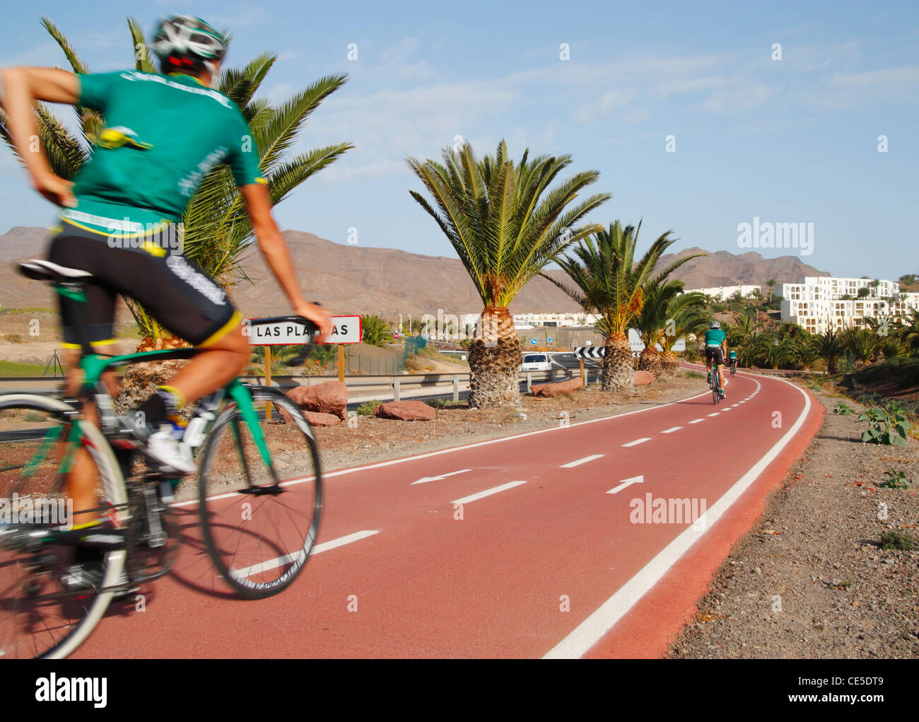 Radfahrer am Radweg in der Nähe von Playitas Hotel und Sportanlage auf  Fuerteventura, Kanarische Inseln, Spanien Stockfotografie - Alamy