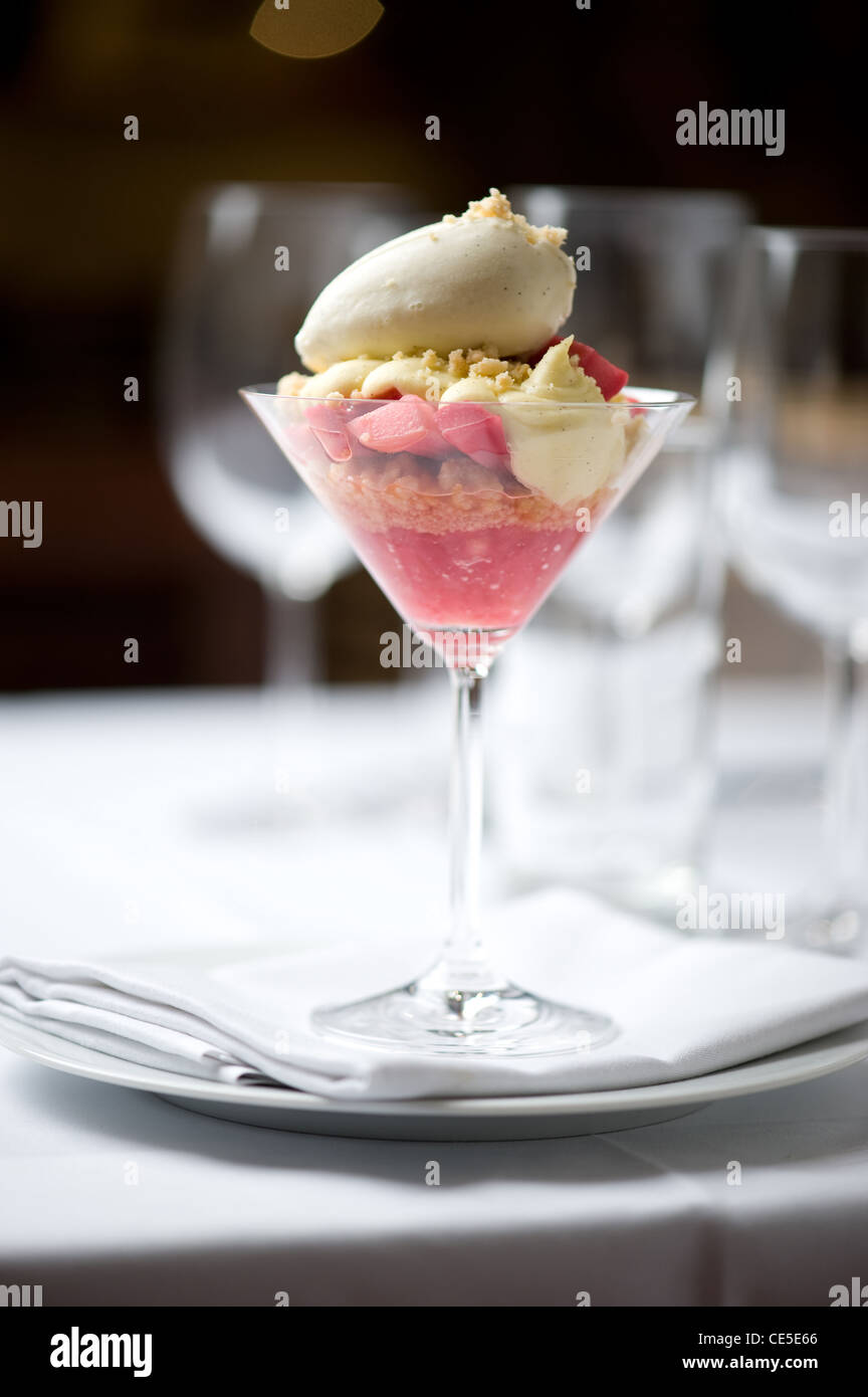 Rhabarber-Crumble im Glas Stockfotografie - Alamy
