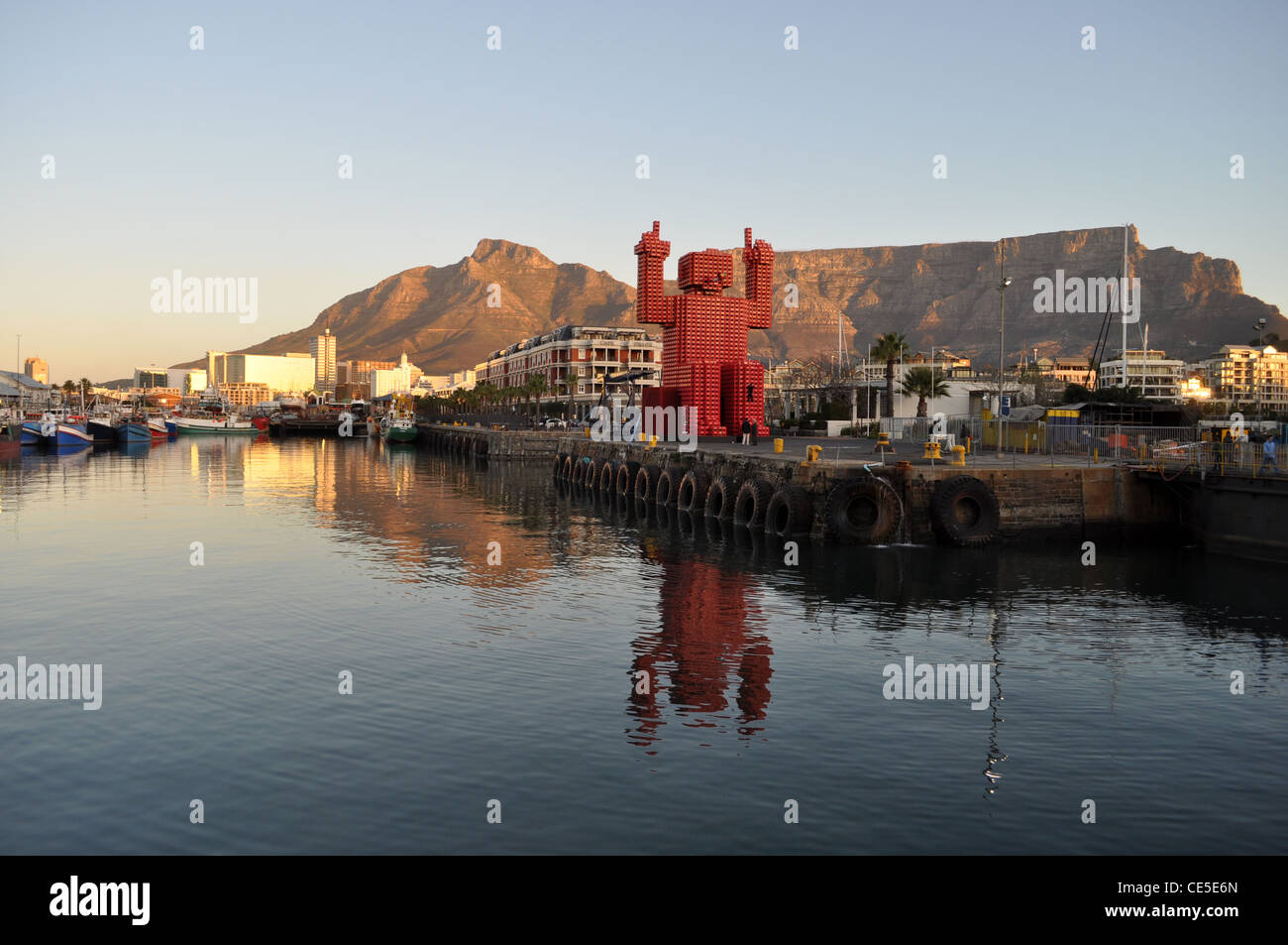 Den Tafelberg und den Hafen, Cape Town, Western Cape, Südafrika Stockfoto