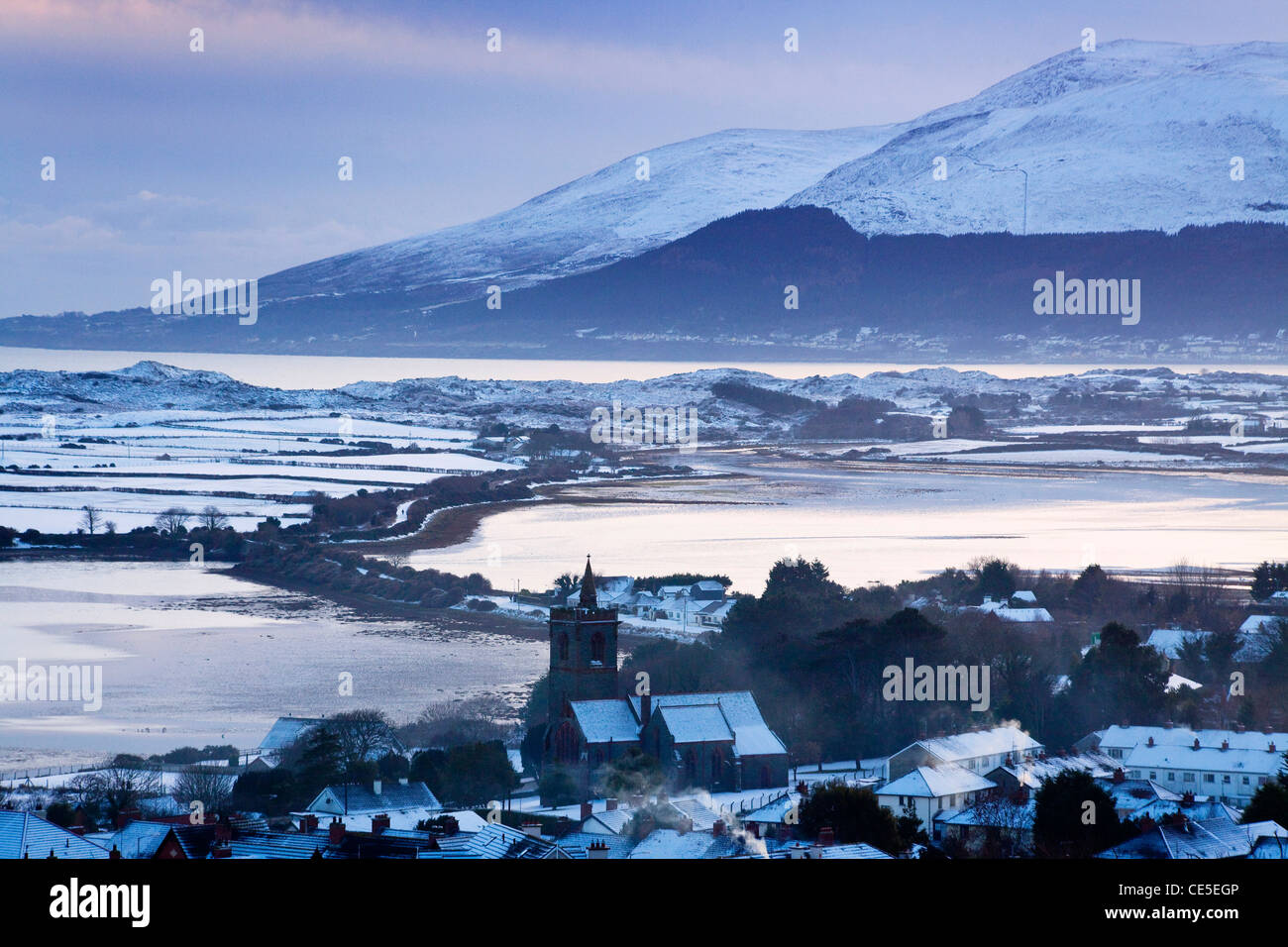 Blick über Dundrum Bay in Richtung der Mourne Mountains, Co. Down, Nordirland Stockfoto