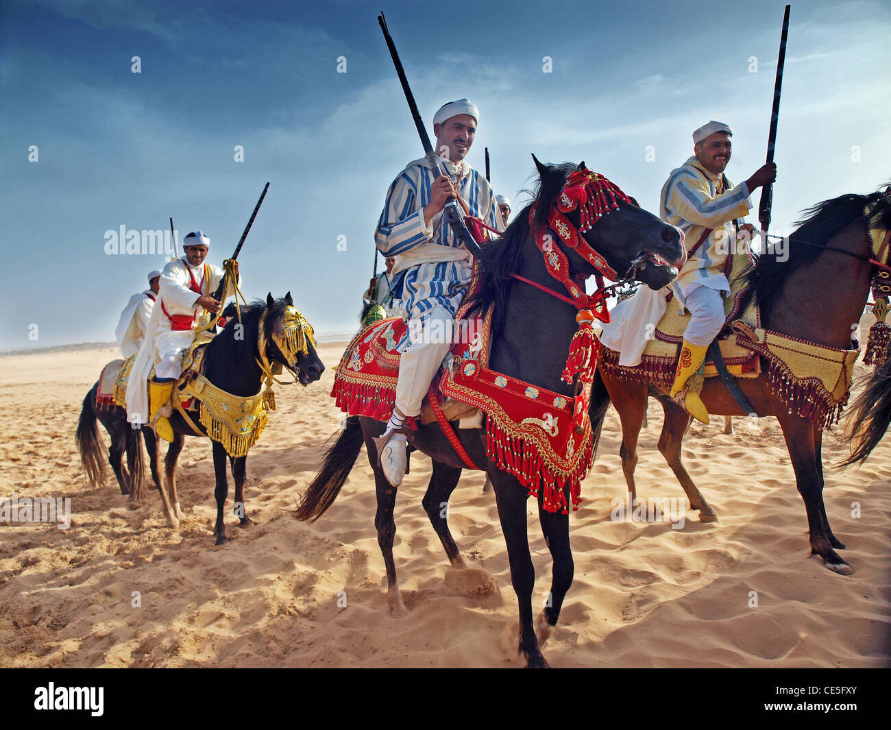 Berber Reiter führen am Strand von Essaouira, Marokko Stockfoto