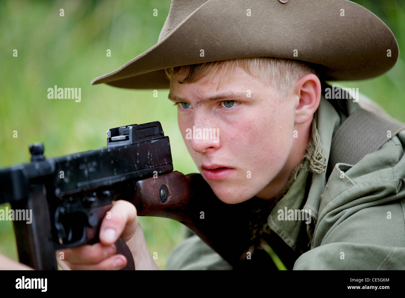 WW2-Re-enactment-britischer Soldat mit Maschinengewehr Thomson Stockfoto