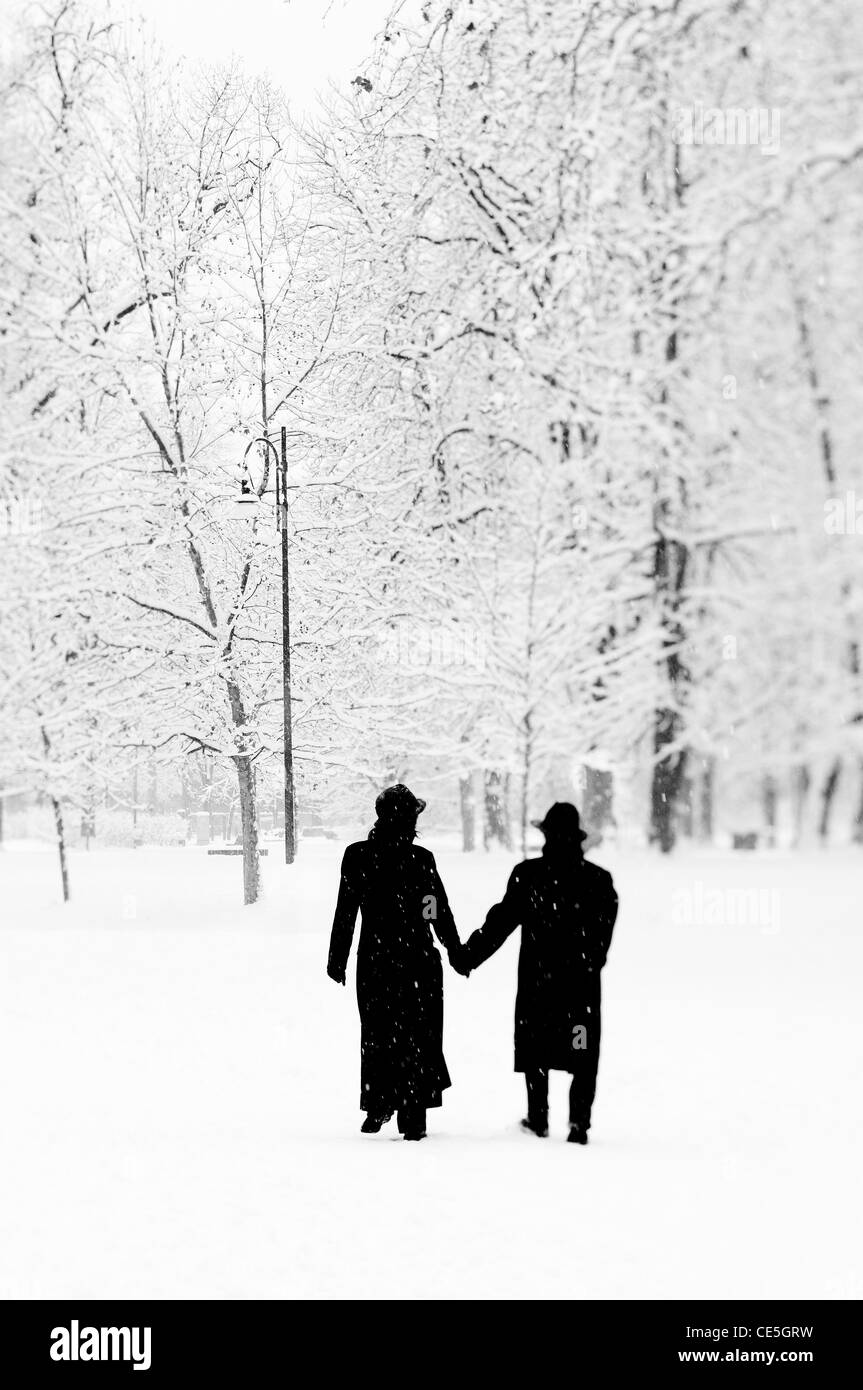 Paar in einem öffentlichen Park unter dem Schnee Stockfoto
