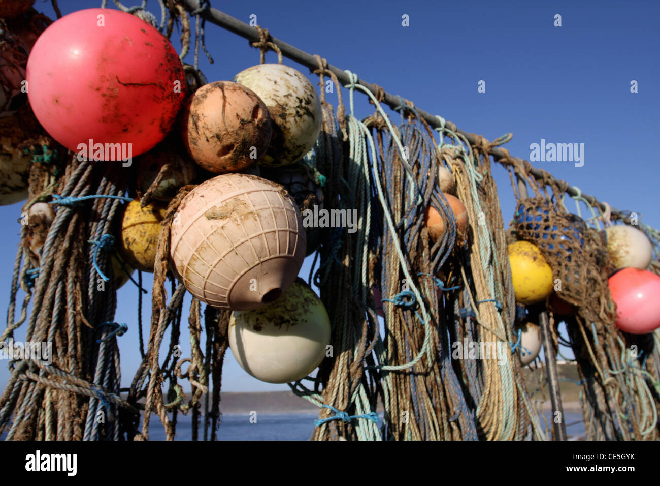 Angelausrüstung wie Seile, Bojen und Hummer Töpfe Austrocknen in der Sonne im Hafen von Sennen, Cornwall, UK Stockfoto