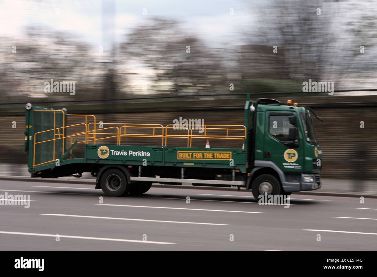 Travis Perkins LKW Reisen entlang einer Straße in London Stockfoto