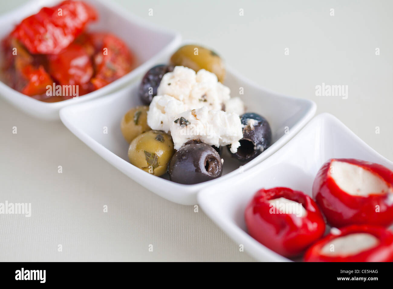 Mezze mit Oliven, Feta-Käse, gefüllte Paprika & sonnengetrockneten Tomaten Stockfoto