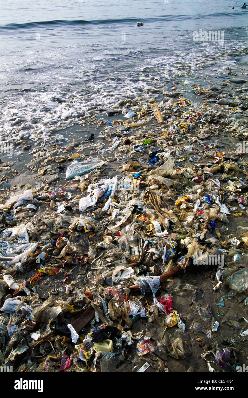 verschwenden Sie Plastikmüll am Strand von Dadar; Bombay Mumbai; Maharashtra; Indien Stockfoto