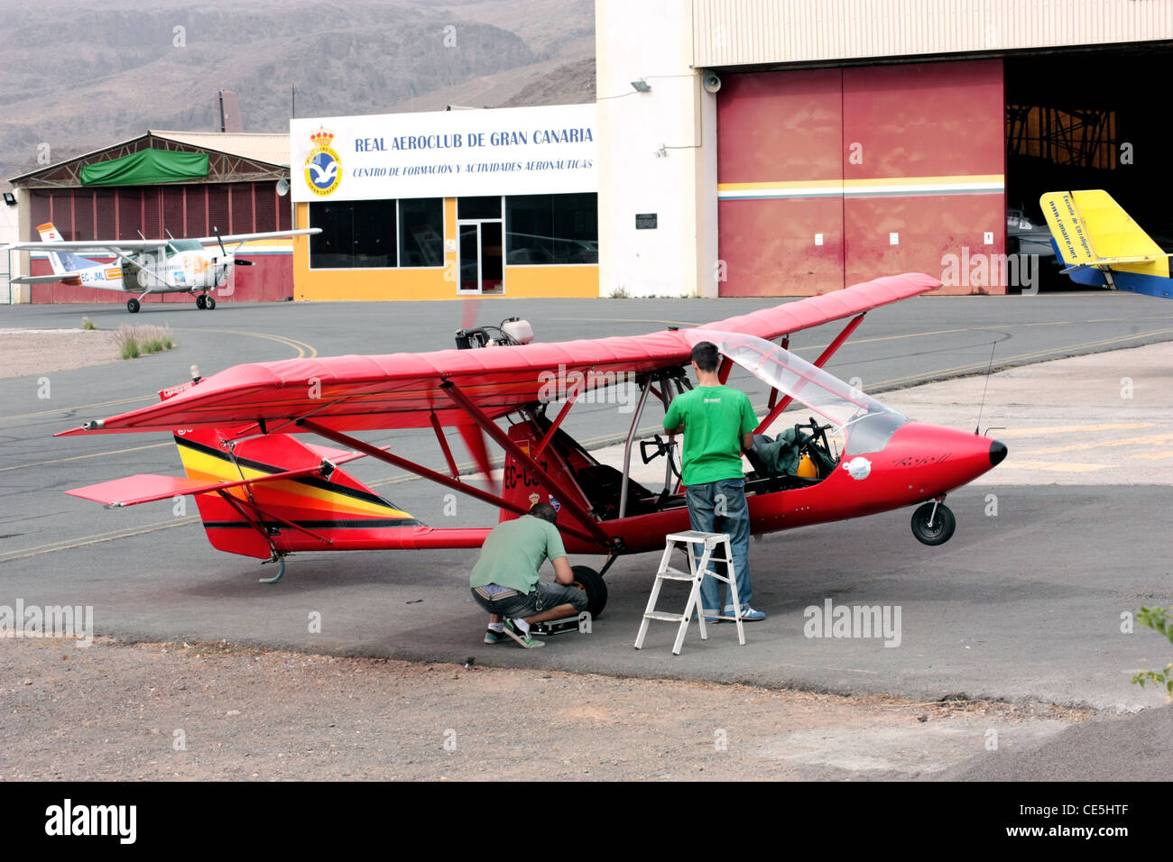 Mechaniker arbeiten im Ultralight Flugzeug in El Berriel Flughafen in Gran Canaria, Kanarische Inseln. Stockfoto
