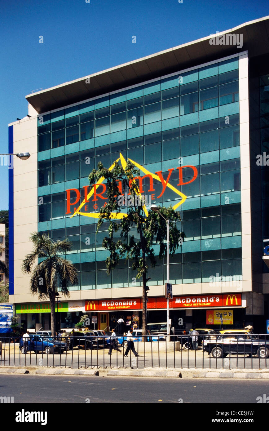 Piramyd Einkaufszentrum in Crossroad Mall; Bombay Mumbai; Maharashtra; Indien Stockfoto