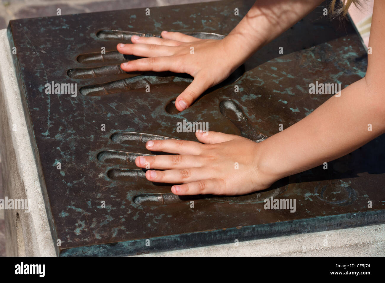 Kinderhände in prominenten Metall Handabdruck Stockfoto