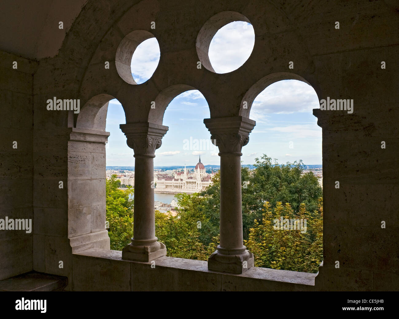 Ansicht des Parlaments (Orszaghaz) durch die Wälle der Fischerbastei (Halaszbastya), Budapest, Ungarn. Stockfoto