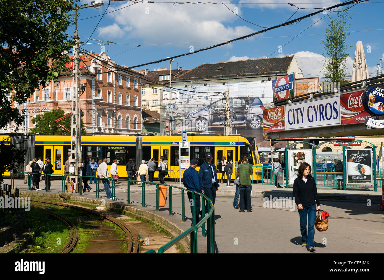 Platz in Moskau (Moskva ter) mit seinen vielen Straßenbahn Transfers, Budapest, Ungarn. Stockfoto