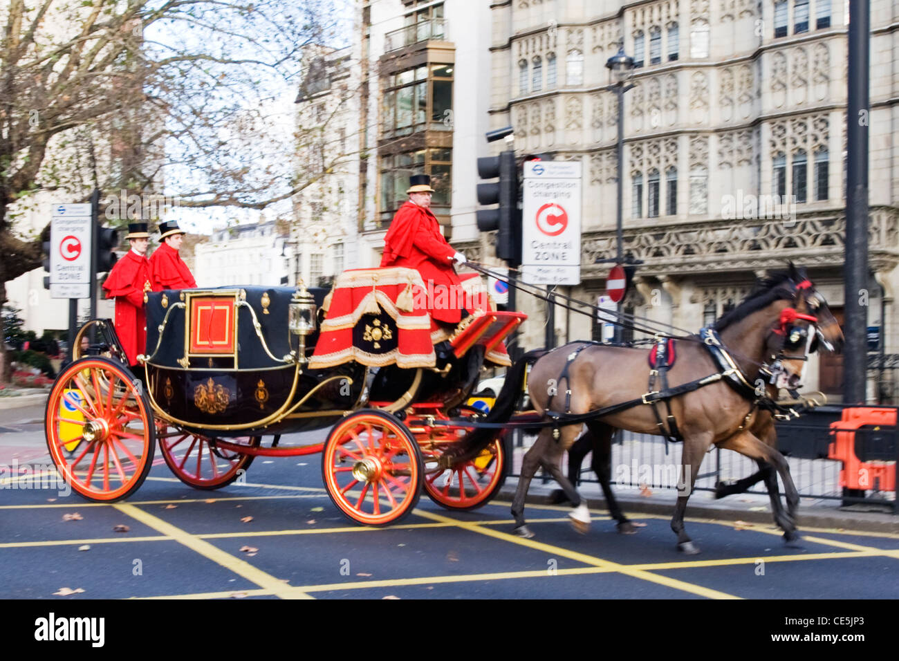 England, London, Park Lane, königlichen Pferde & Wagen mit Lakaien in roter Lackierung von Dorchester Hotel Stockfoto