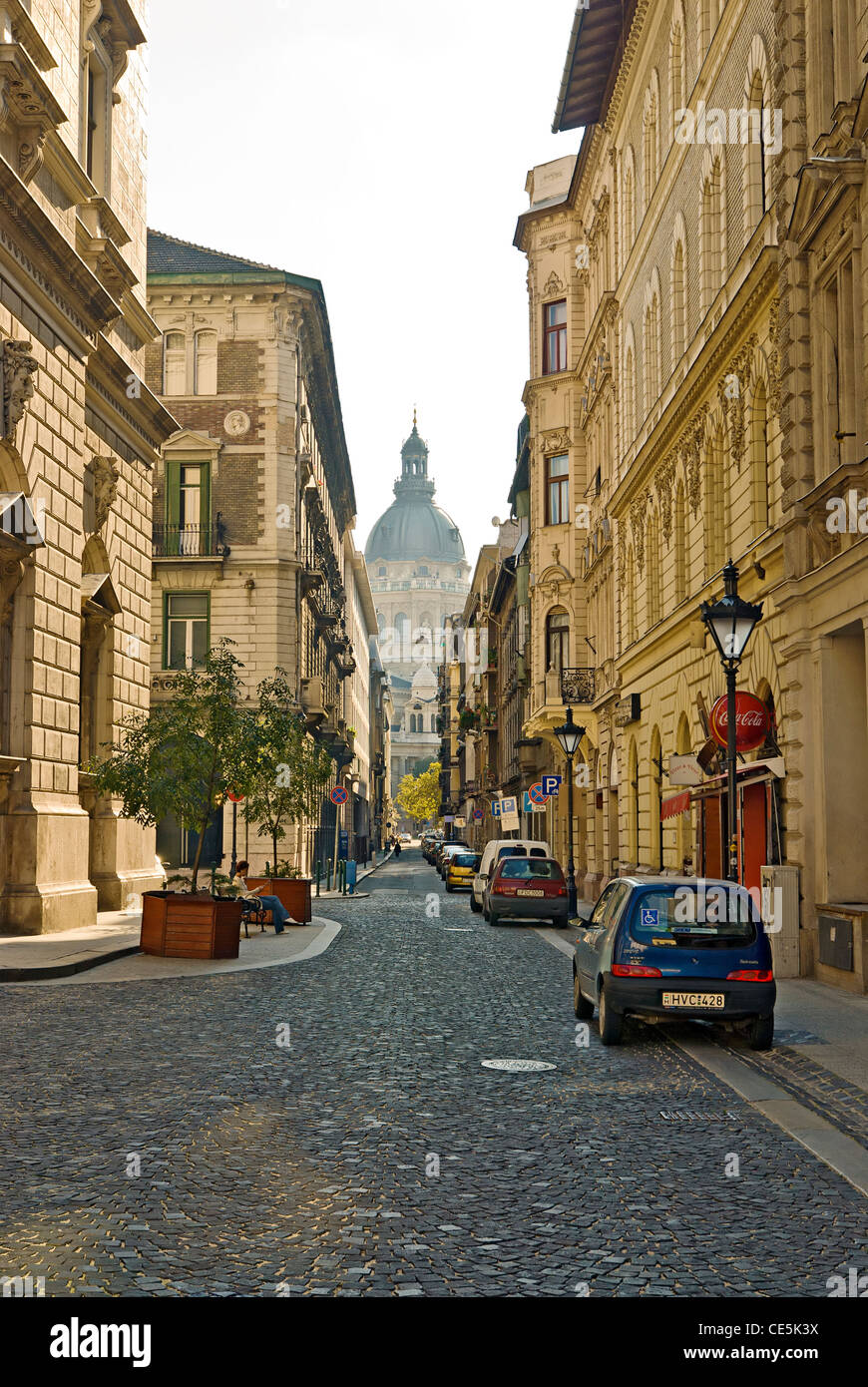 St.-Stephans Basilika von Lazar Utca, mit dem Opera House on the Left, Budapest, Ungarn gesehen. Stockfoto