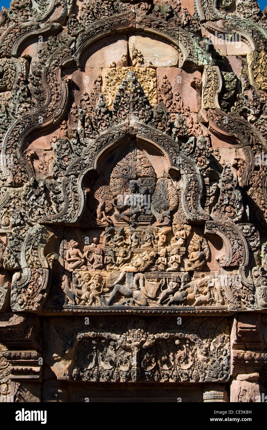 Bass Reliefs am Banteay Srei Tempel in Angkor, Kambodscha. Stockfoto
