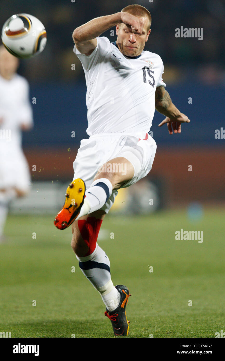 Jay Demerit aus den Vereinigten Staaten tritt am 26. Juni 2010 im Royal Bafokeng Stadium in Rustenburg, Südafrika, in einem Achtelfinale der FIFA-Weltmeisterschaft gegen Ghana den Ball. Nur redaktionelle Verwendung. Kommerzielle Nutzung verboten. Keine Nutzung von Push-to-Mobilgeräten. (Foto: Jonathan Paul Larsen / Diadem Images) Stockfoto