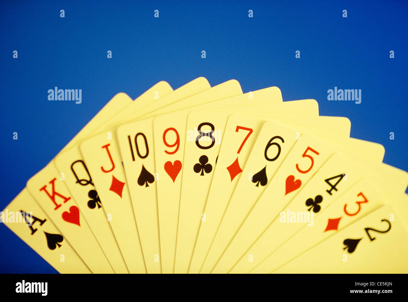 Spielkarten auf blauem Hintergrund voller Hand 2 3 4 5 6 7 8 9 10 Jack Queen Kingsize-Ass Stockfoto