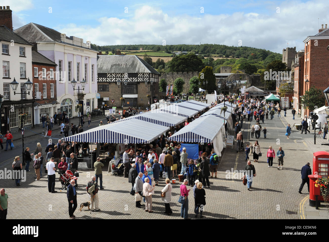 Gesamtansicht von Ludlow Marktplatz, Blick in Richtung Ludlow Castle auf einem anstrengenden Tag in Ludlow Food Festival Stockfoto