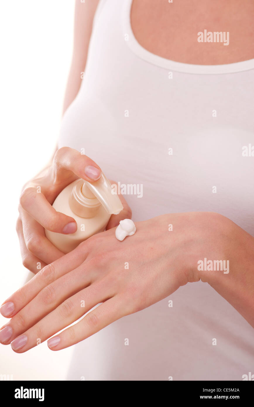 Frau eine Flasche auf ihre Hand Moisturizer Auspumpen Stockfoto