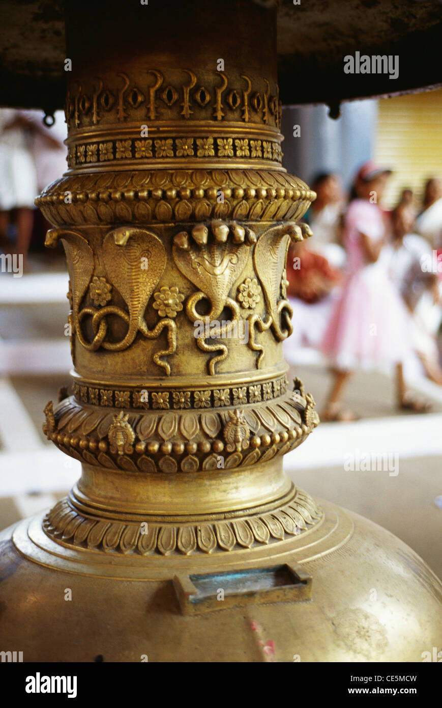 Schlange auf Messing Lampe Turm tief Stambha im Tempel in Trichur geschnitzt; Kerala; Indien Stockfoto
