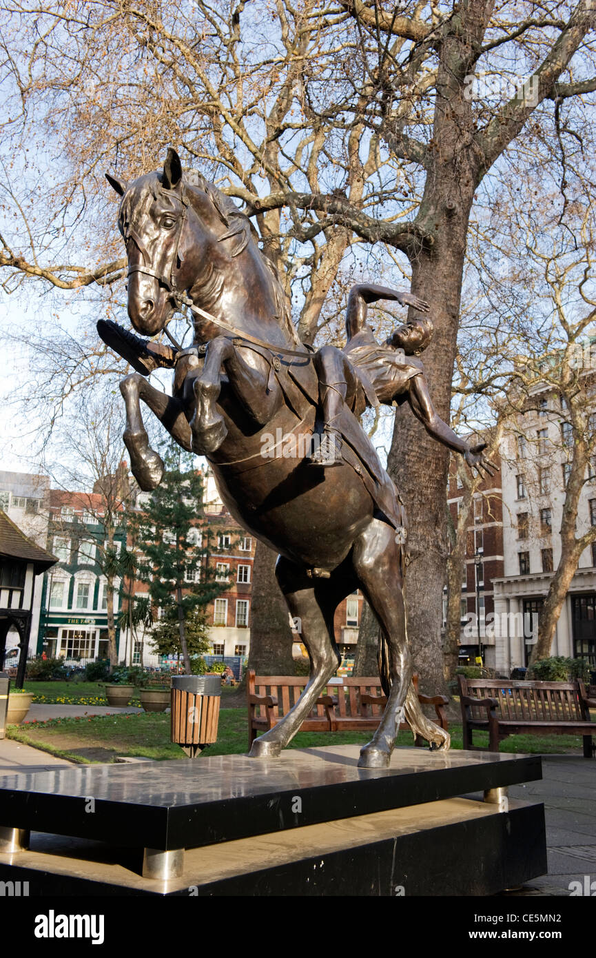 Soho Square West End London Statue oder Skulptur der Bekehrung des hl. Paulus von Bruce Denny Winter 2010 Szene Stockfoto