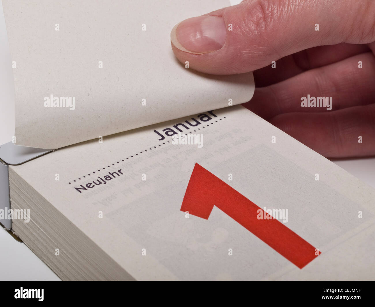 Das Deckblatt des Kalenders ist heben und zeigt am 1. Januar Neujahrstag Stockfoto