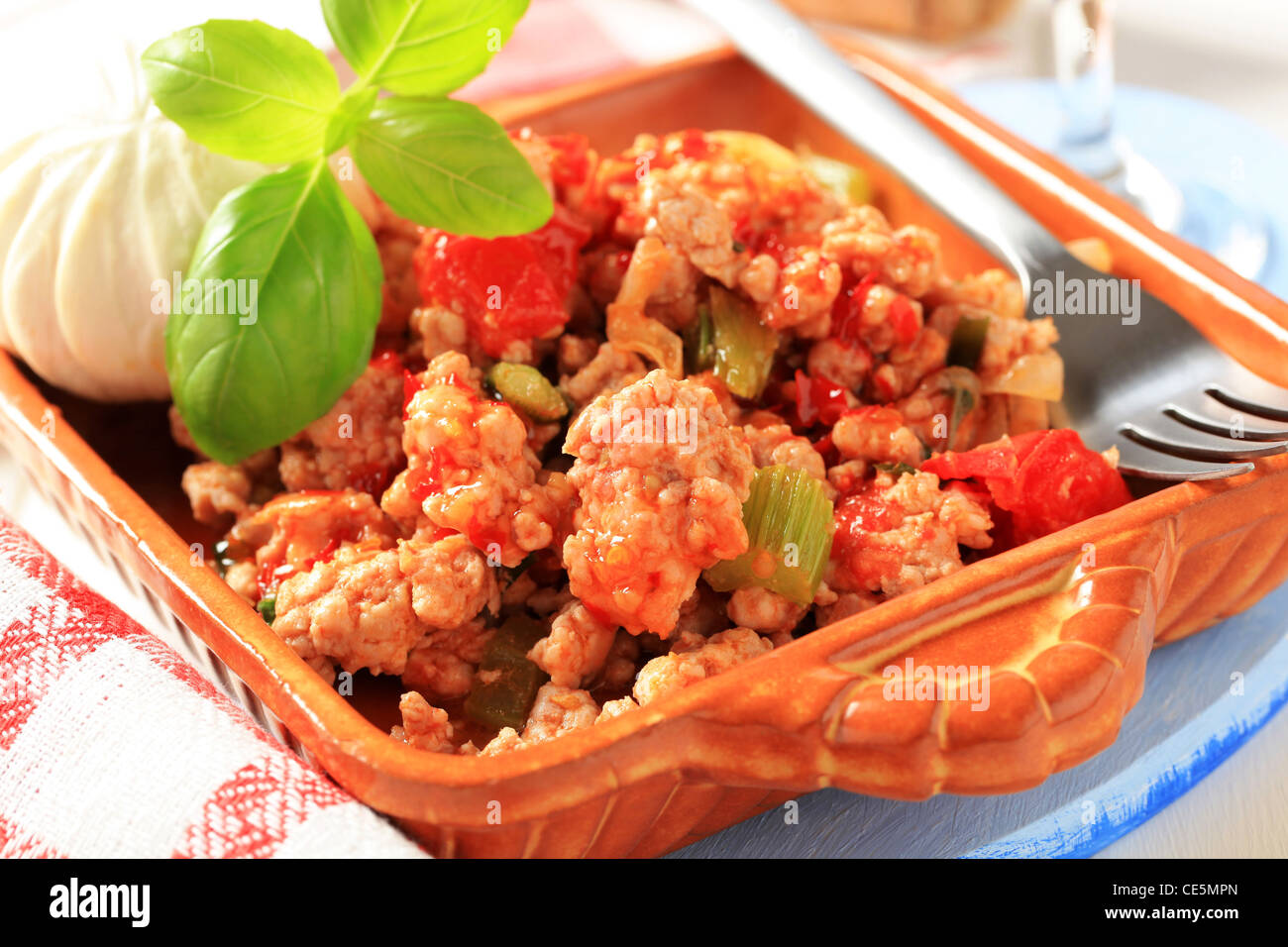 Fleisch unter Rühren braten in einer Keramikschale gemahlen Stockfoto