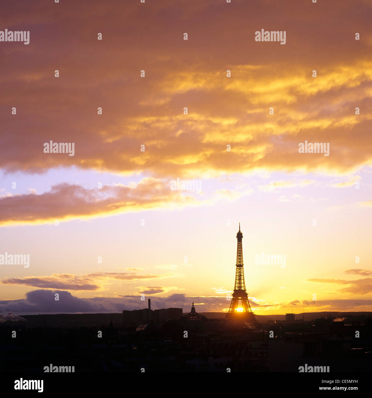 Skyline mit Tour Eiffel Silhouette bei Sonnenuntergang, Paris, Frankreich, Europa Stockfoto