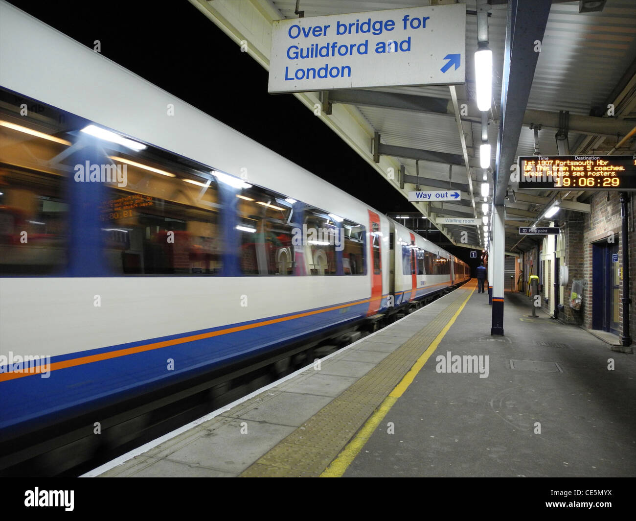 Reisende am Bahnsteig UK station nur zur redaktionellen Nutzung Stockfoto