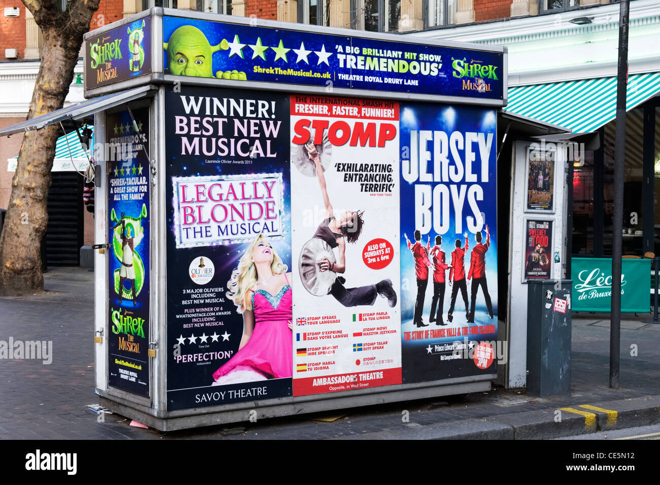 West End Charing Cross Road Cambridge Circus London kiosk Hersteller anzeigen Plakate Plakate shows Musicals street scene Pflaster Stockfoto