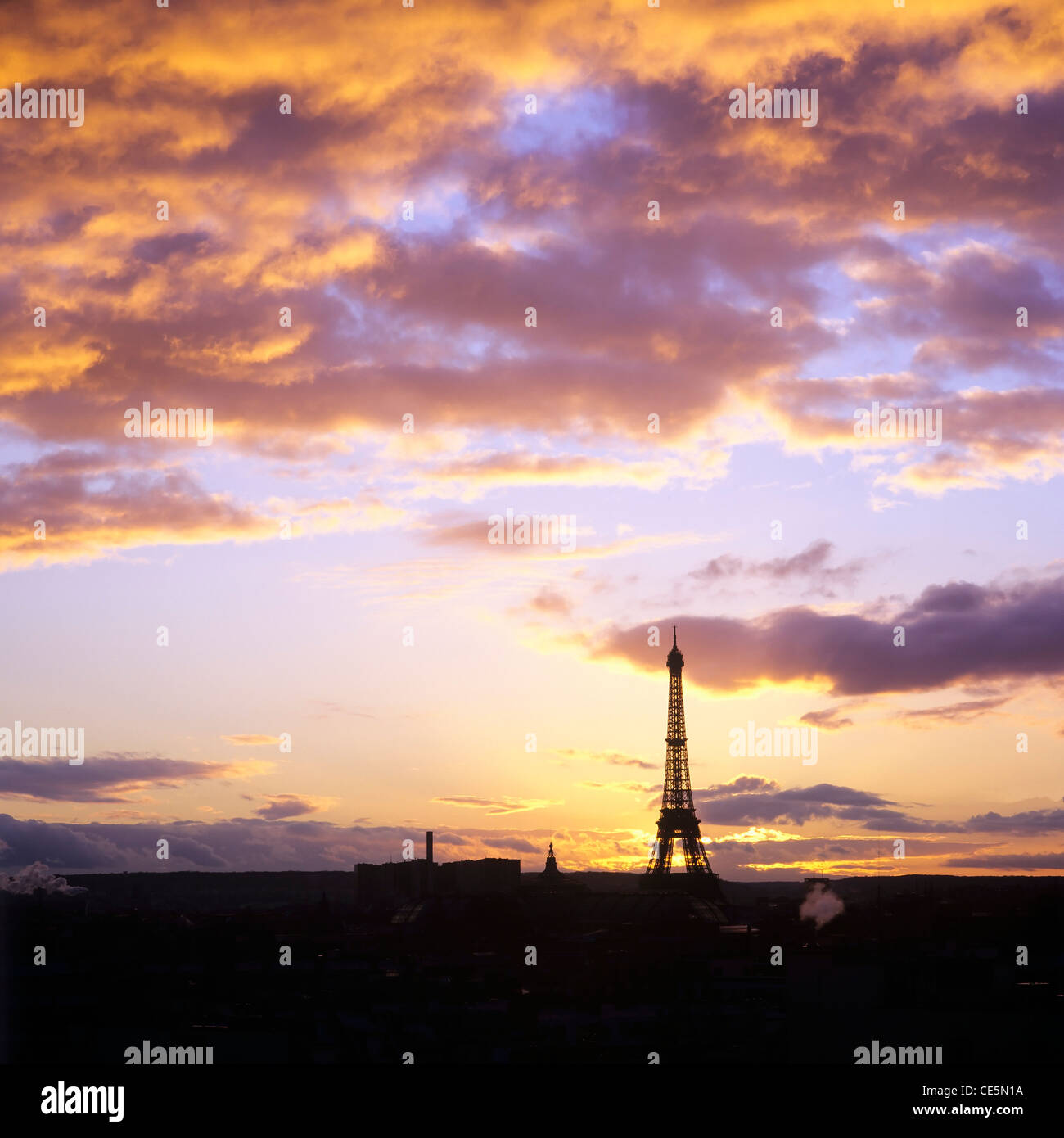 Skyline mit Tour Eiffel bei Sonnenuntergang, Paris, Frankreich Stockfoto