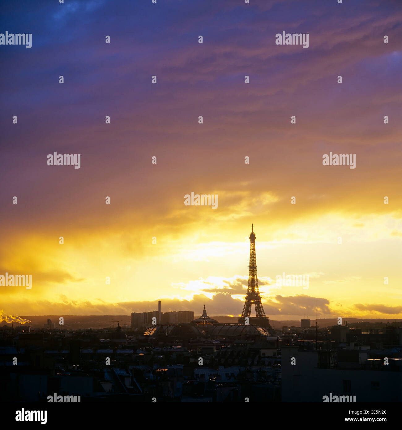 Skyline mit Tour Eiffel bei Sonnenuntergang, Paris, Frankreich Stockfoto