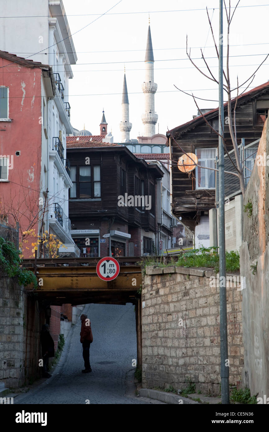STRAßE IN ISTANBUL, DIE BLAUE MOSCHEE IM HINTERGRUND Stockfoto
