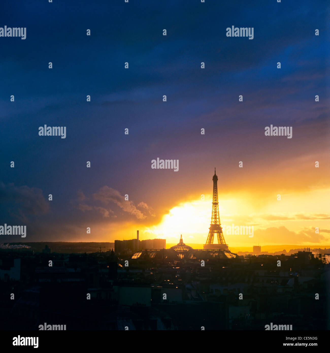 Skyline mit Tour Eiffel Silhouette bei Sonnenuntergang, stürmischer Himmel und Wolken, Paris, Frankreich, Europa Stockfoto