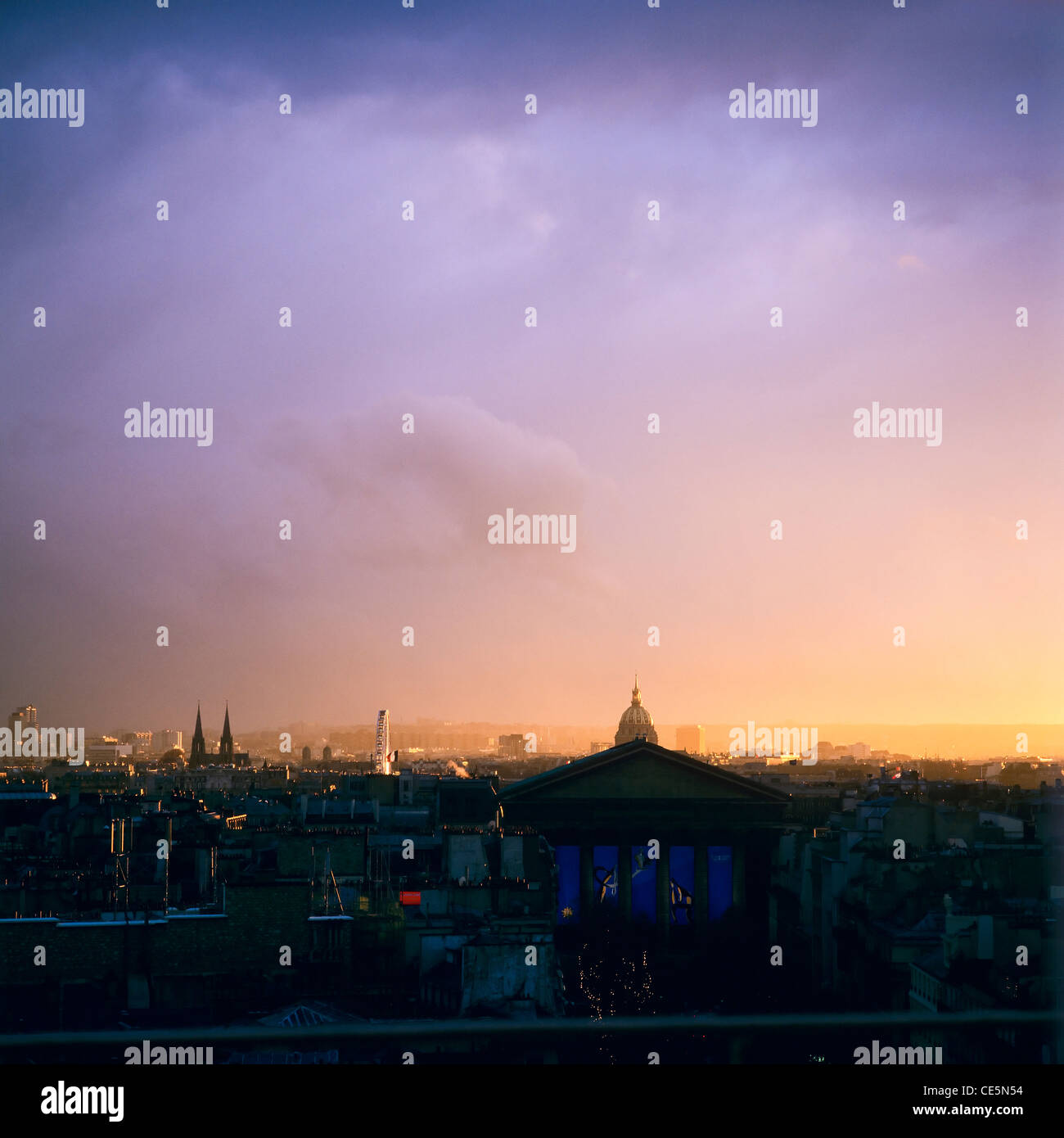 Skyline mit stürmischem Himmel und Wolken bei Sonnenuntergang, Paris, Frankreich, Europa Stockfoto