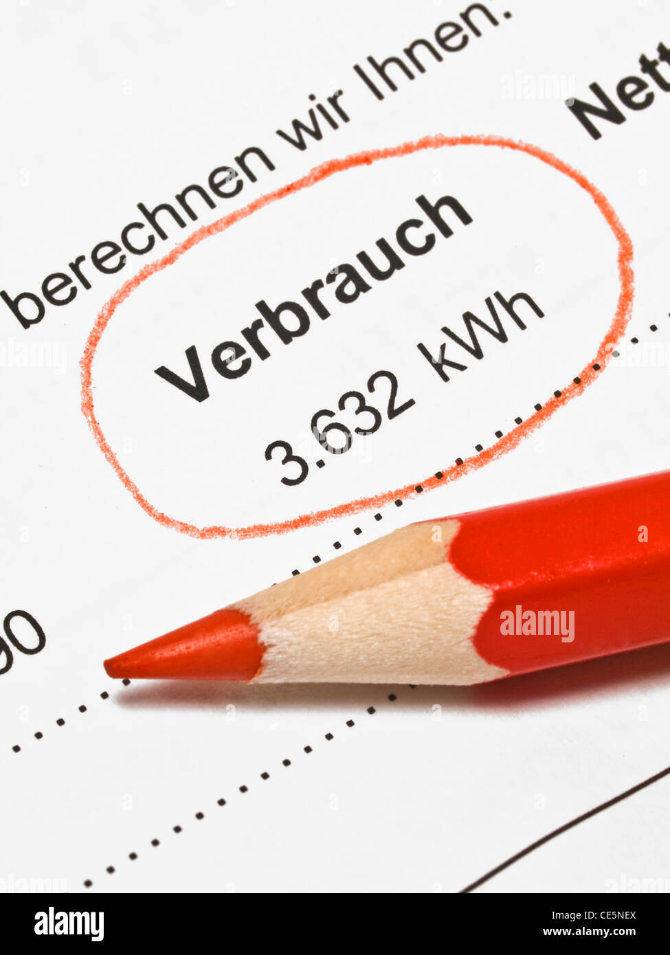 "Verbrauch 3,632 kWh" rot Eingekreist, schon so Ein Roter Buntstift | "Verbrauch 3,632 kwh" rot markiert Stockfoto