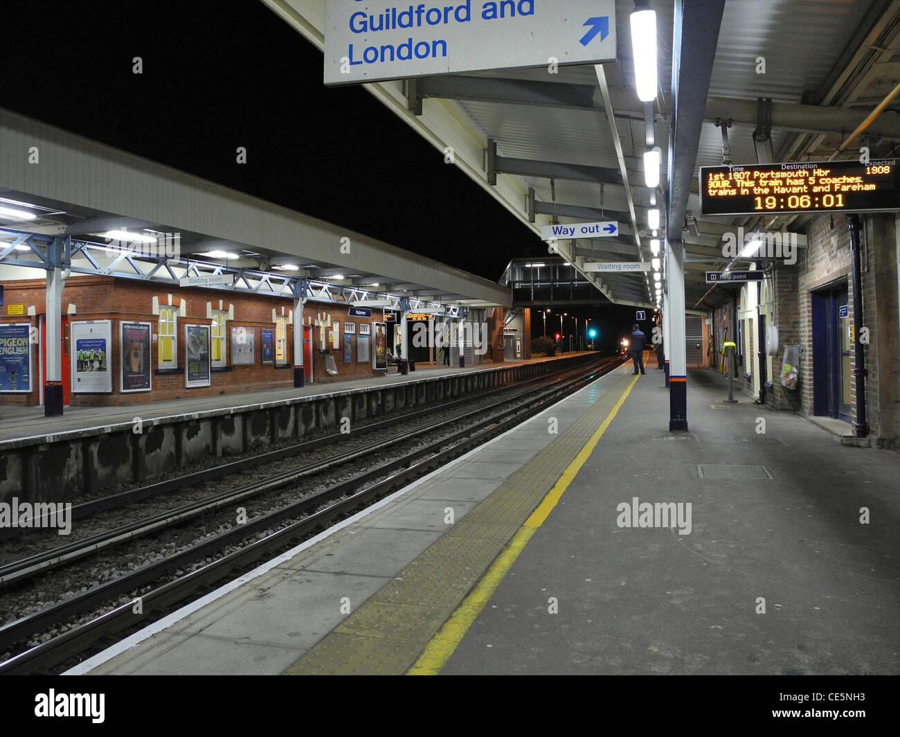 Reisende am Bahnsteig UK station nur zur redaktionellen Nutzung Stockfoto