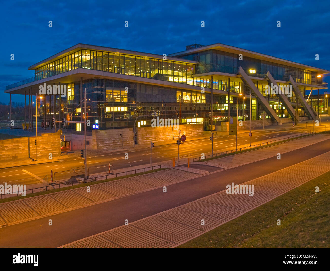 Congress Center Dresden zur blauen Stunde, Dresden, Sachsen, Deutschland, Europa Stockfoto