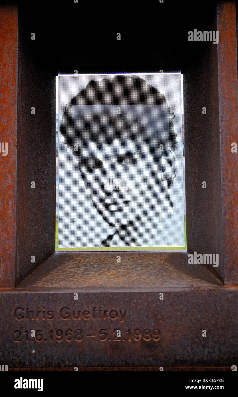 BERLIN, DEUTSCHLAND. Fotografische Denkmal für Chris Gueffroy, die letzte Person, die getötet werden versuchen, die Berliner Mauer 1989 zu überqueren. Stockfoto