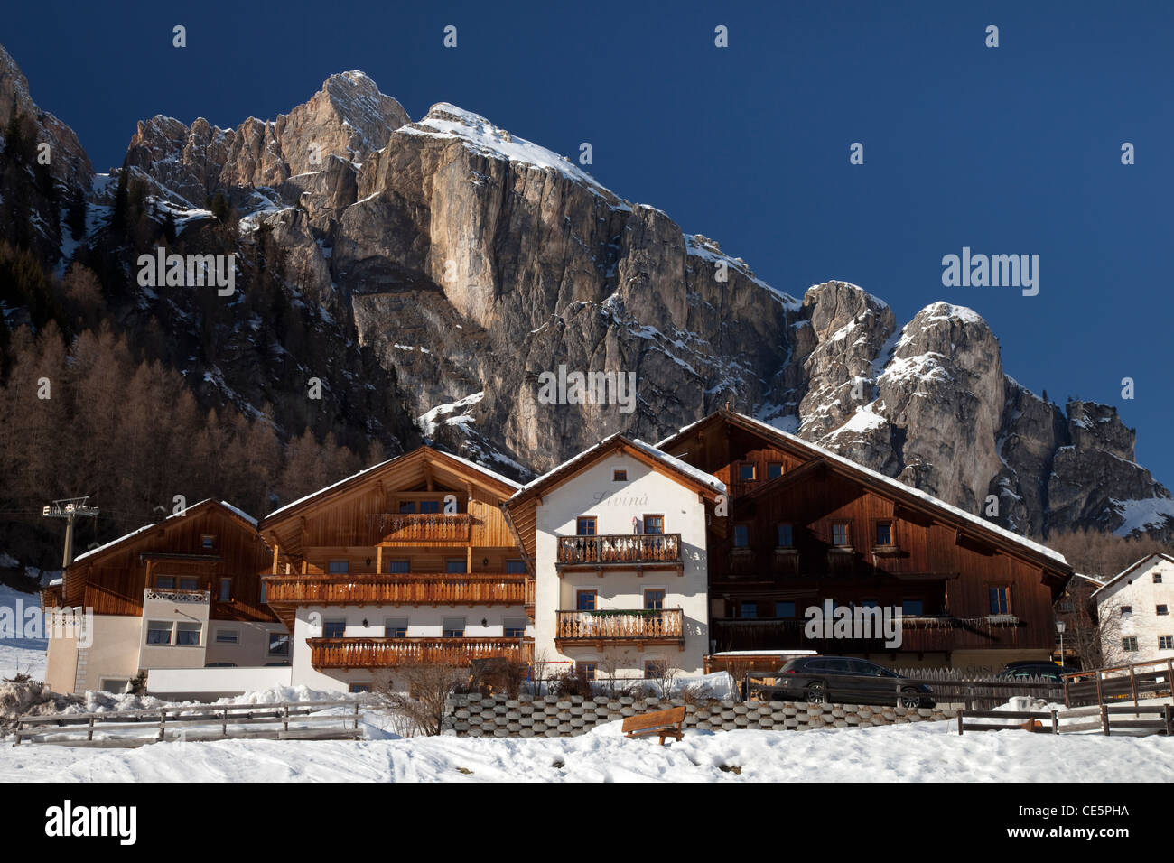 Häuser vor den Sellastock, Kolfuschg, Kolfuschg, Gader Tal, Val Badia, Alta Badia, Dolomiten, Südtirol, Italien Stockfoto