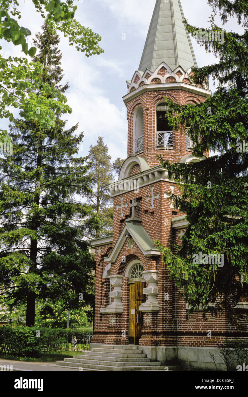 Vor dem Eingang und der Glockenturm der Kathedrale von St. Nikolaus in Kuopio, Finnland Stockfoto